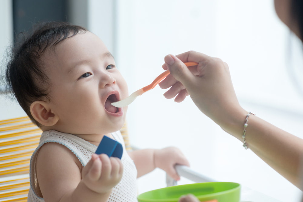 【スケジュール表付】離乳食はいつから始める？離乳食の進め方を解説（初期〜完了期）