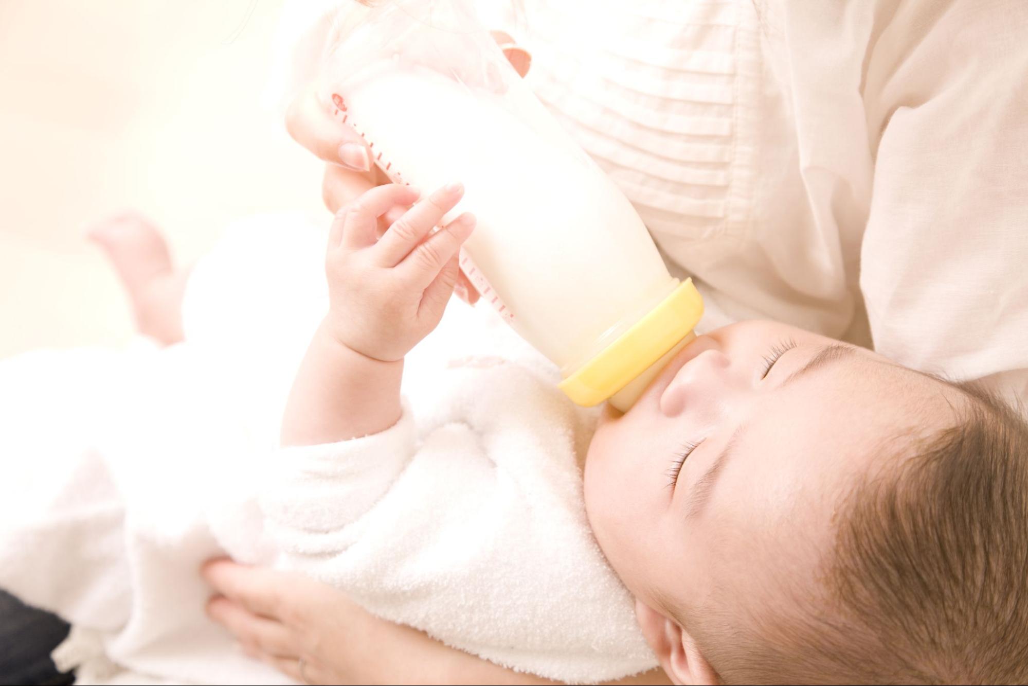 ミルクを飲む赤ちゃん